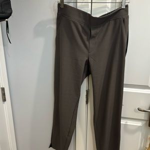 Brooklyn ankle pant. Trouser print with black detail on leg. Size 6.